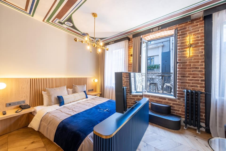 Bed, TV and multimedia, Photo of the whole room, Seating area, Bedroom, Quiet street view