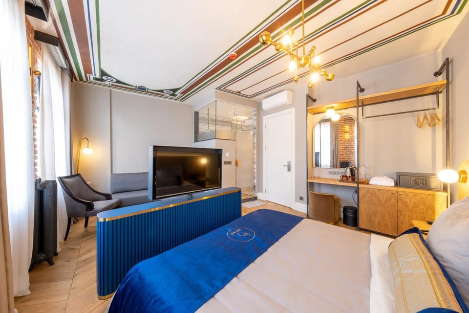 Communal lounge/ TV room, TV and multimedia, Living room, Seating area, Evening entertainment, Bedroom, air conditioner