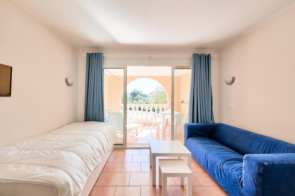 Bed, Living room