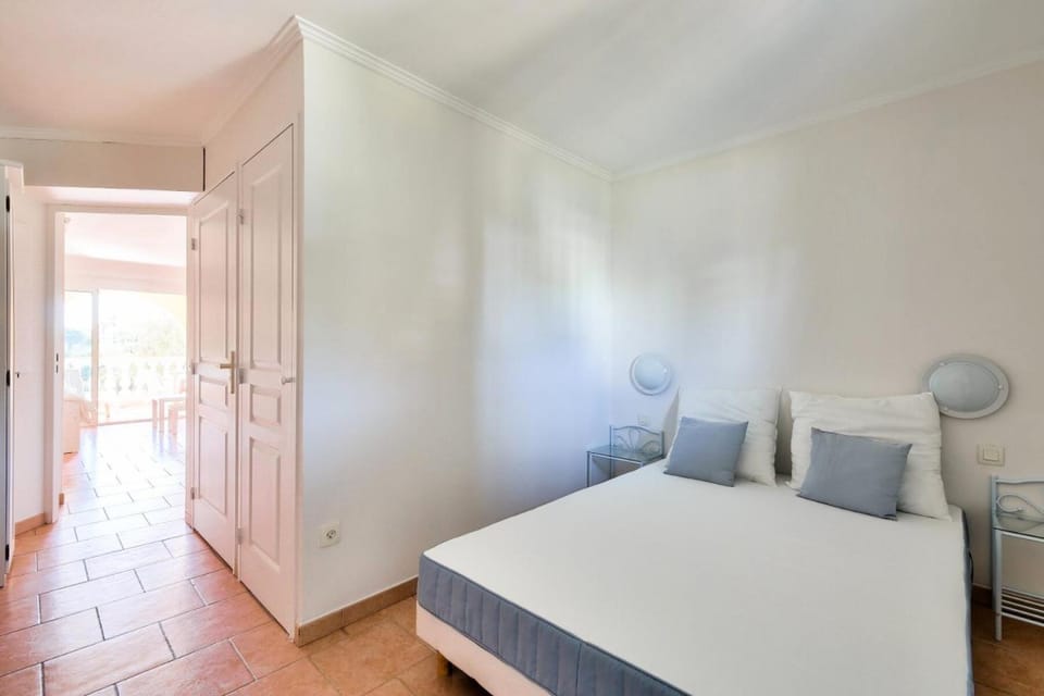 Bed, Bathroom, furniture