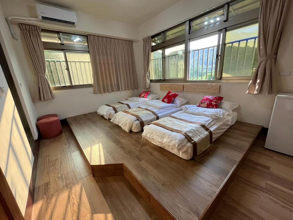 Bed, Photo of the whole room, internet, air conditioner