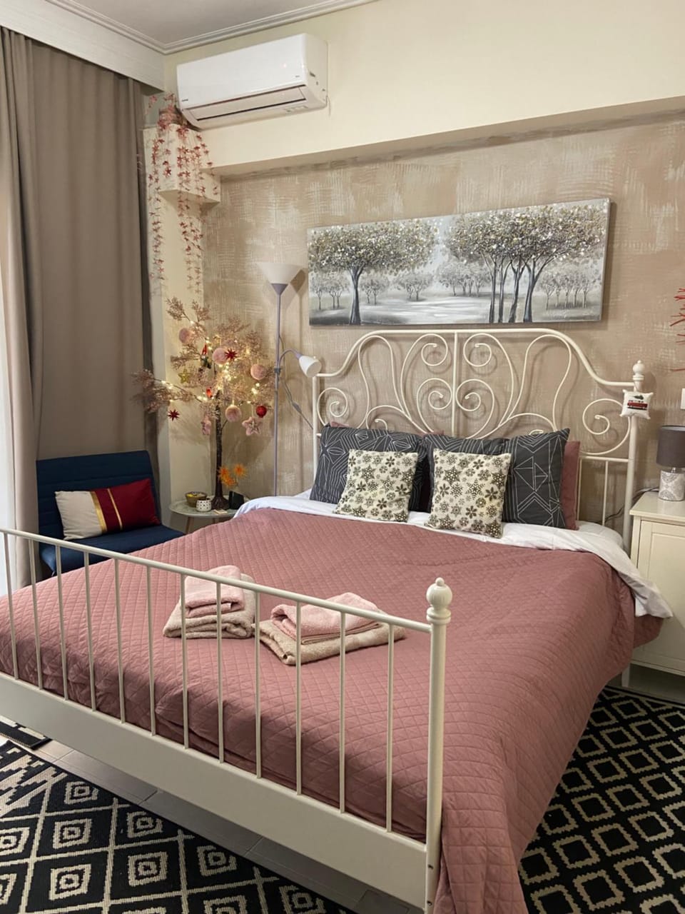 Bed, Photo of the whole room, Seating area, Bedroom, air conditioner