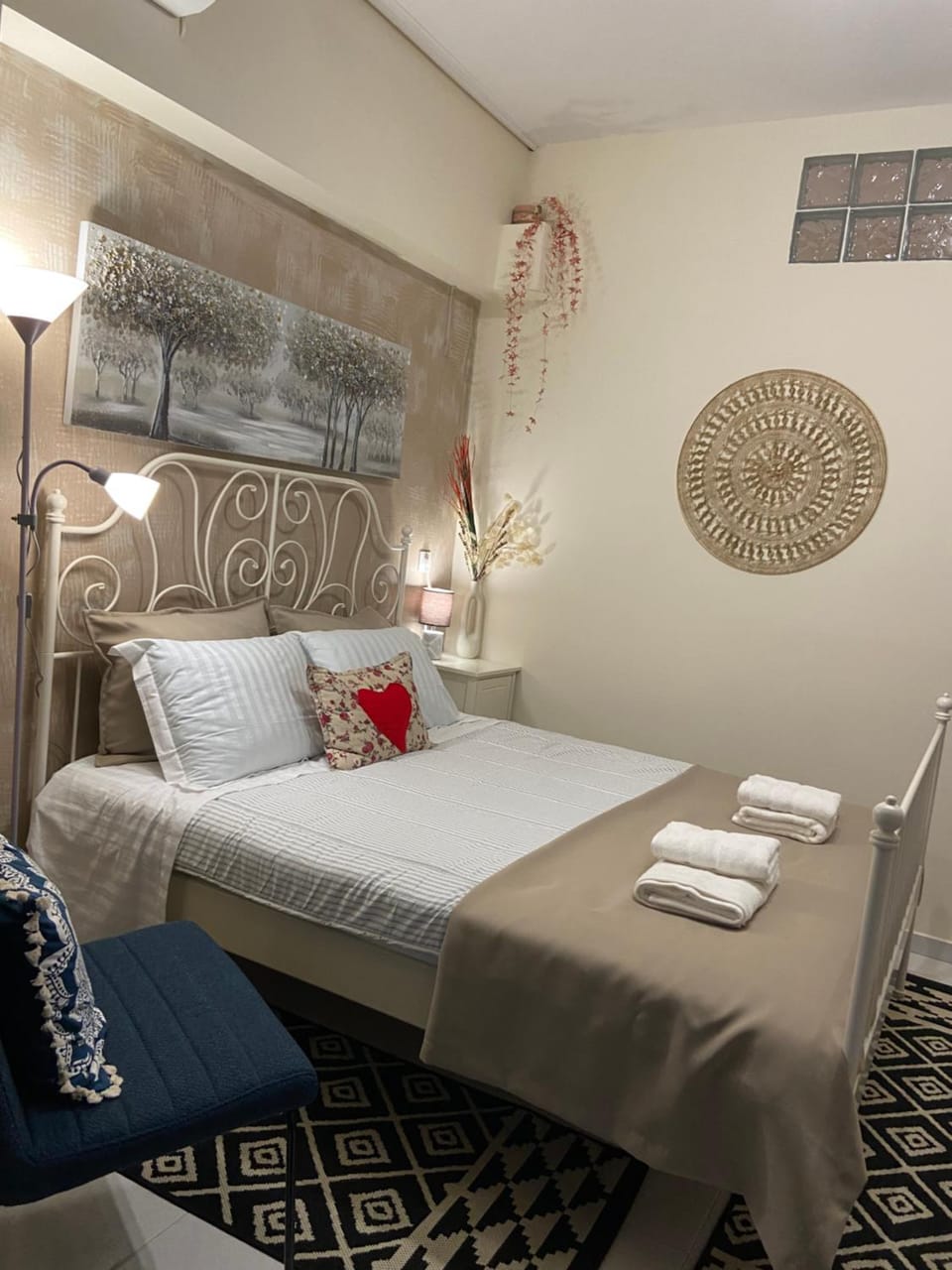 Bed, Photo of the whole room, Bedroom, towels