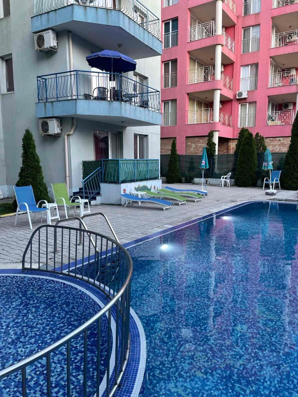 Property building, Patio, Day, Pool view, Swimming pool, sunbed