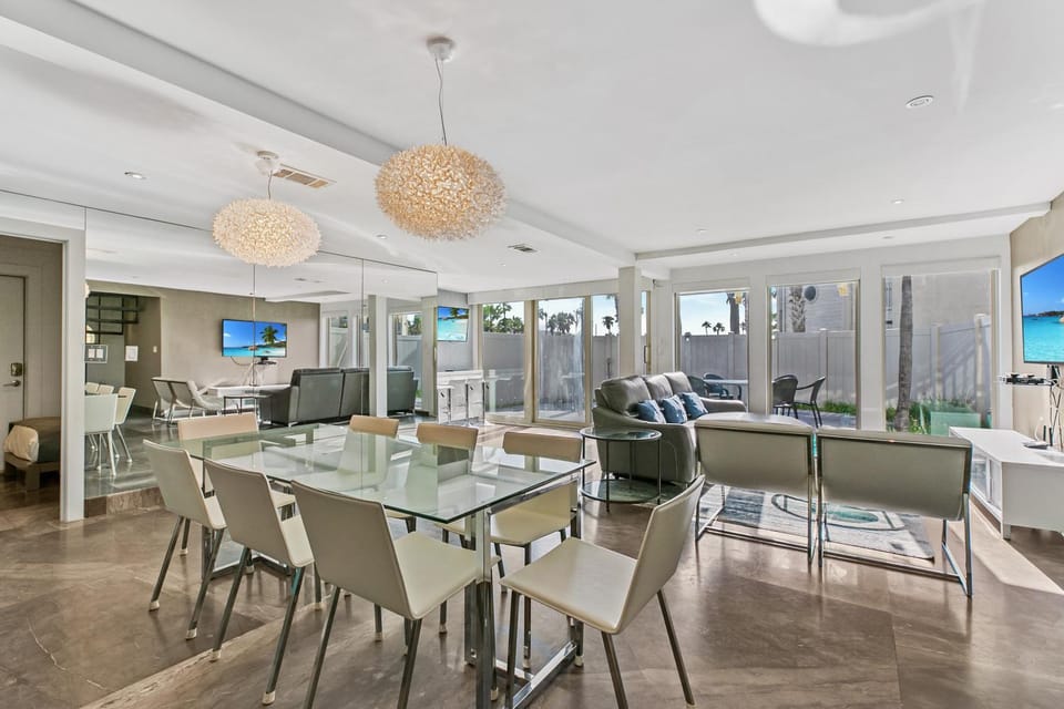 TV and multimedia, Living room, Seating area, Dining area