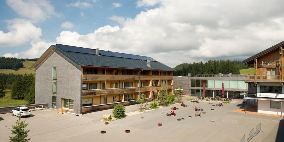Property building, Spring, Natural landscape, Mountain view, Location, Parking