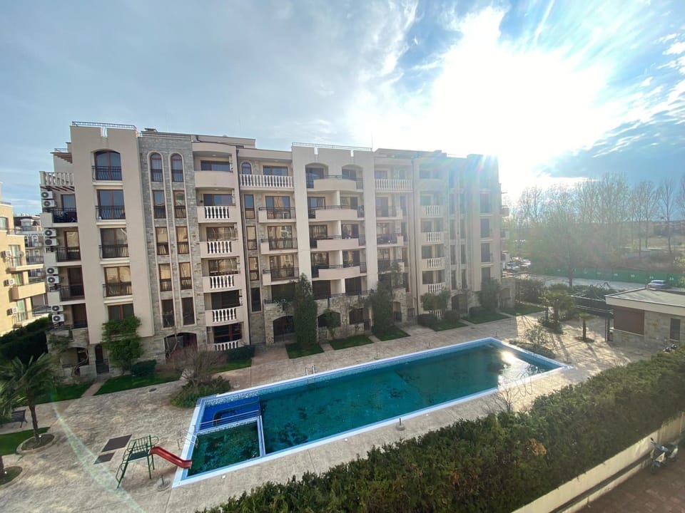 Property building, Day, Pool view, Swimming pool, sunbed