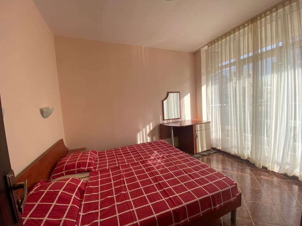 Bed, TV and multimedia, Photo of the whole room, Bedroom, hair dresser