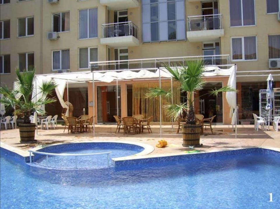 Property building, Patio, Day, Pool view, Swimming pool, sunbed