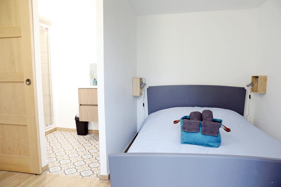 Bedroom, towels