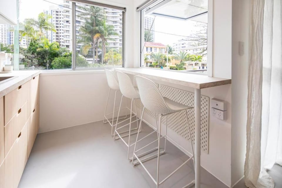 Freddies Pet-Friendly Apt Steps to Beach Apartment in Surfers Paradise