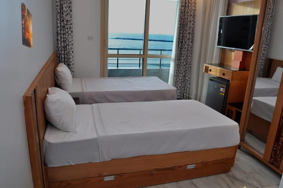 Bed, TV and multimedia, Photo of the whole room, Bedroom, Sea view