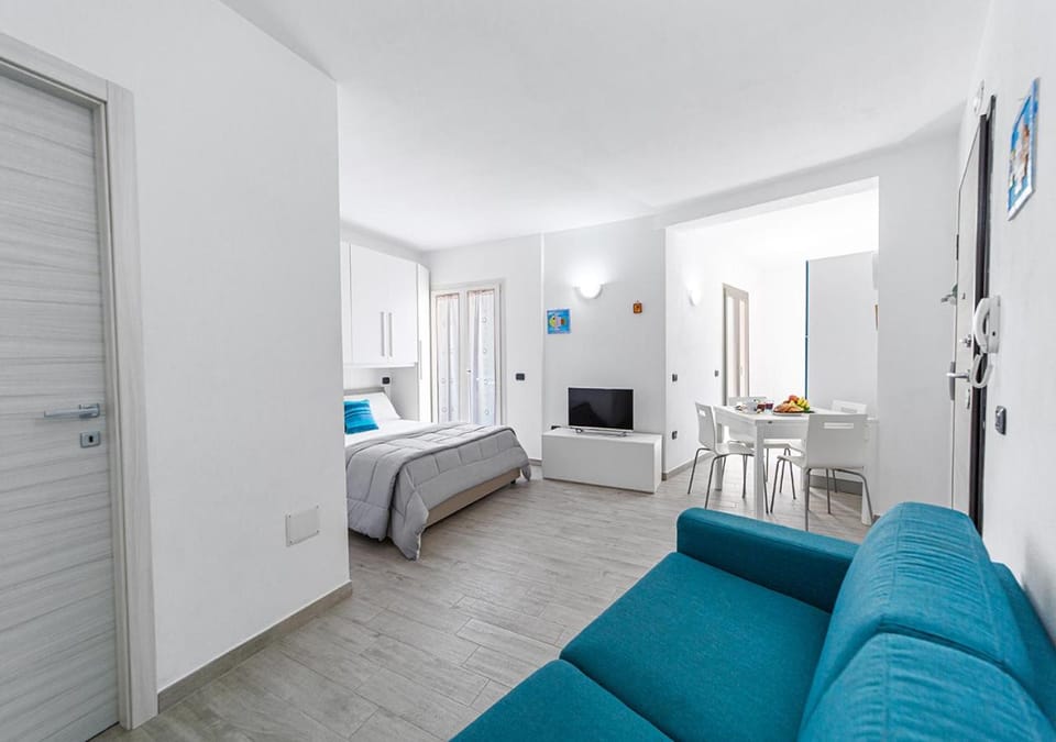 Bed, TV and multimedia, Kitchen or kitchenette, Living room, Dining area