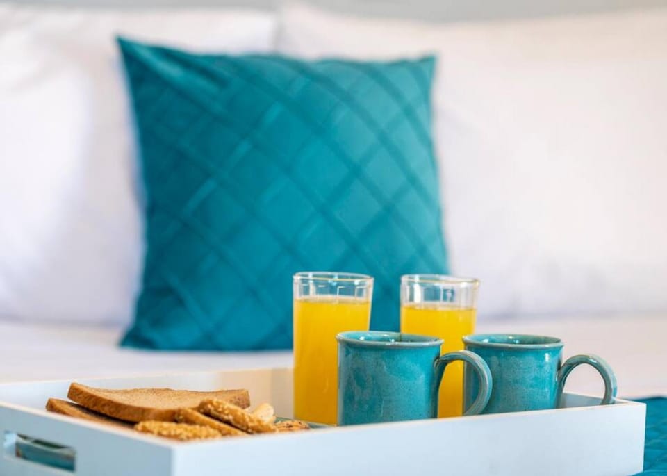 Bed, Food and drinks, Bedroom, Food