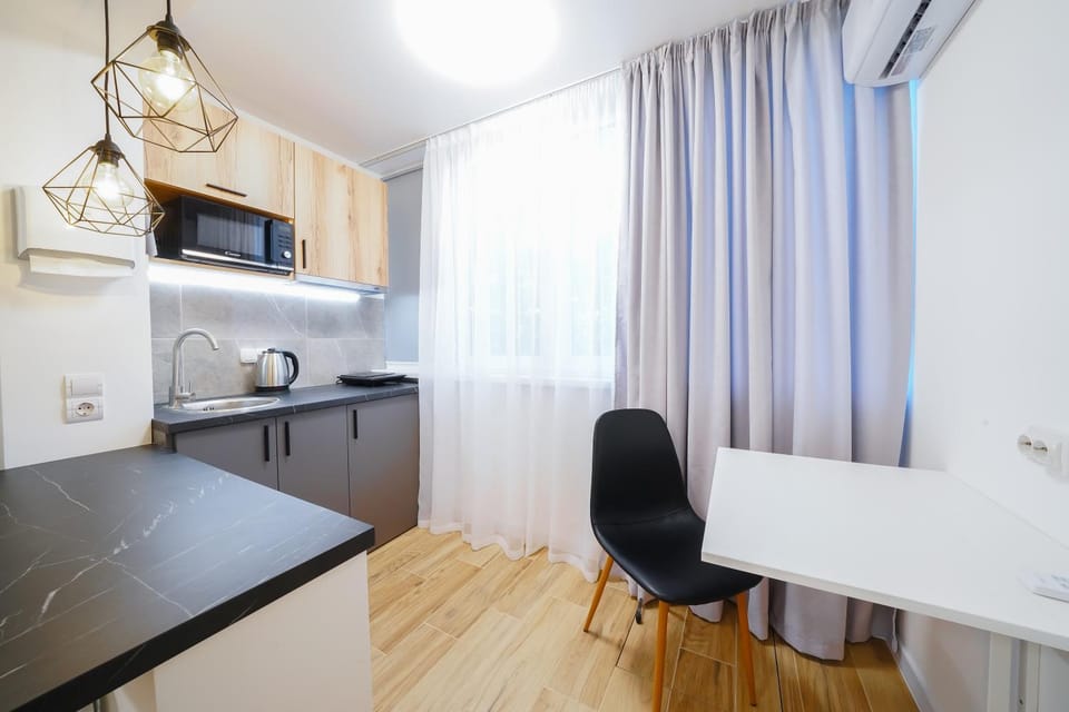 Kitchen or kitchenette, minibar