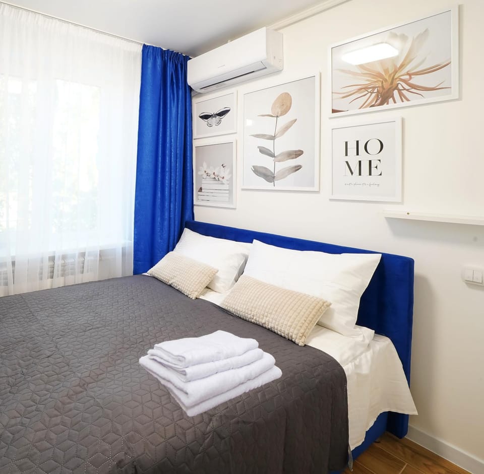 Bed, Bedroom, towels, air conditioner