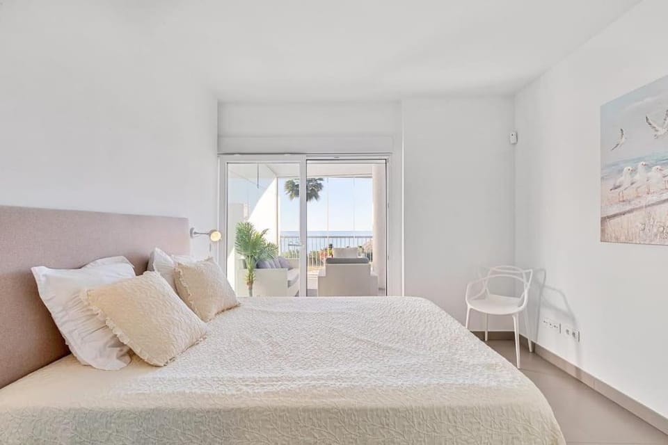 Ocean & pool view 3-bedroom apt. Apartment in Fuengirola