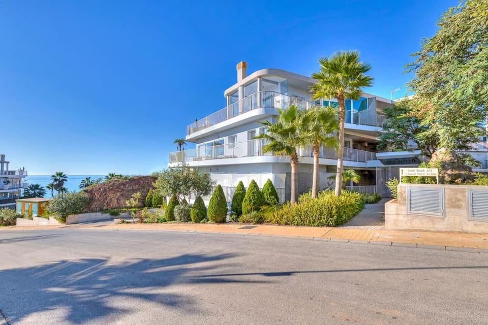 Ocean & pool view 3-bedroom apt. Apartment in Fuengirola