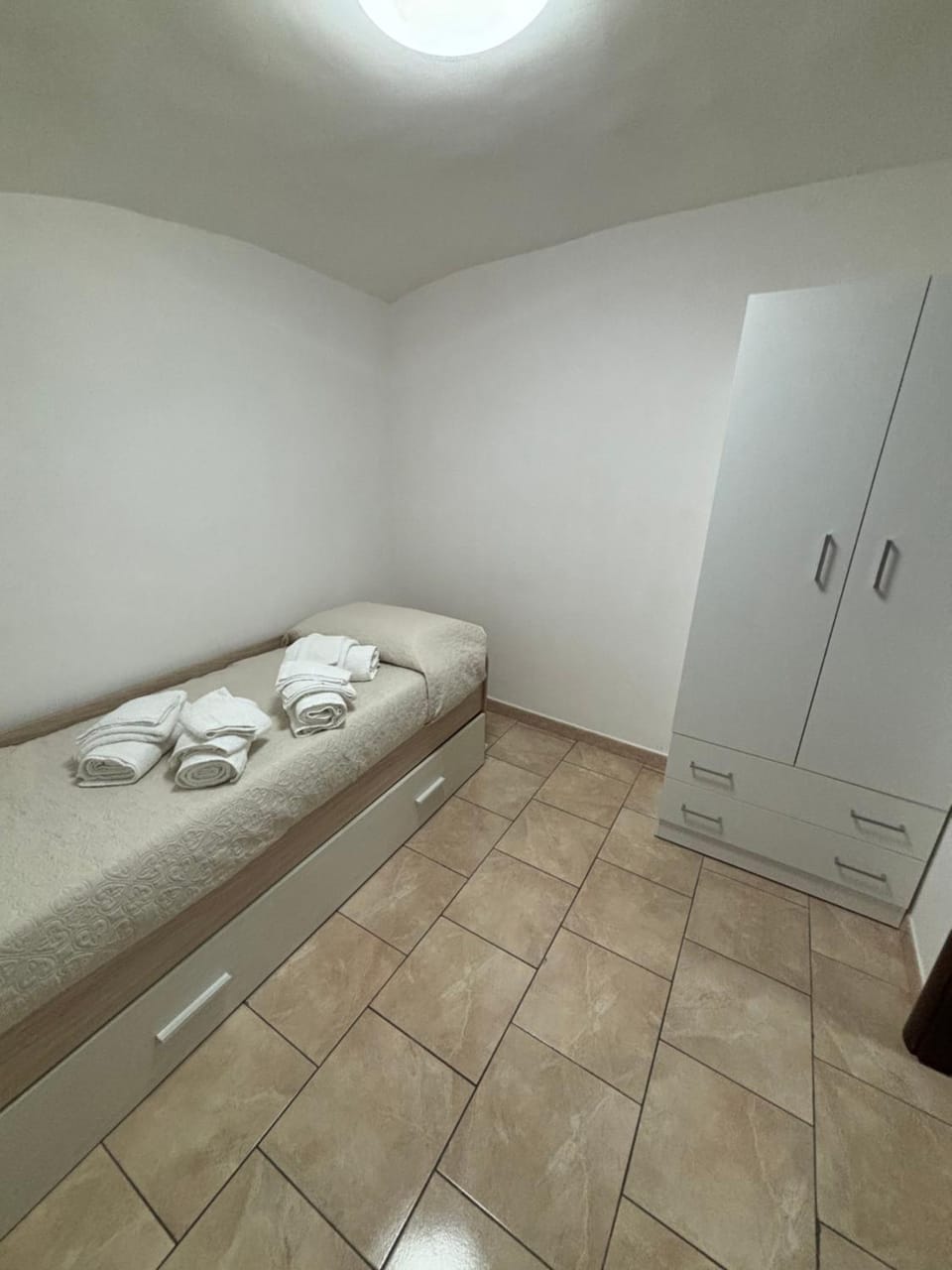 Bed, Bedroom, towels, wardrobe