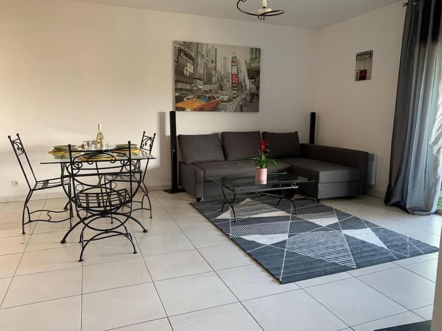 Trés Bel appartement de 105 M2 et 45 M2 de terrasse à 100 m du port Apartment in Porto-Vecchio