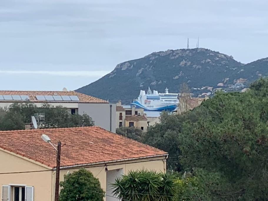 Trés Bel appartement de 105 M2 et 45 M2 de terrasse à 100 m du port Apartment in Porto-Vecchio