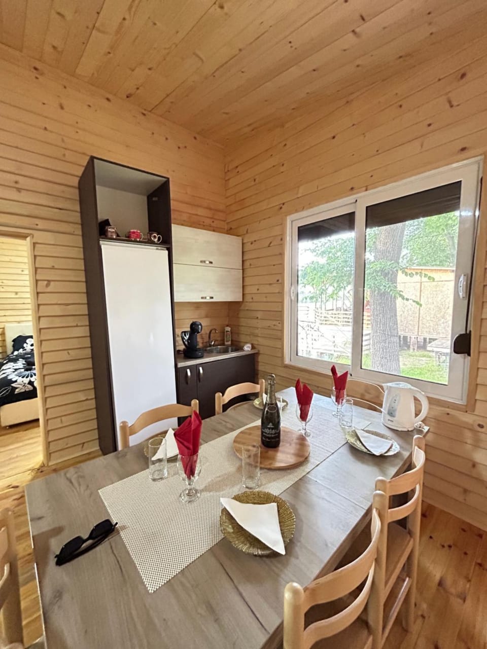 Kitchen or kitchenette, Dining area