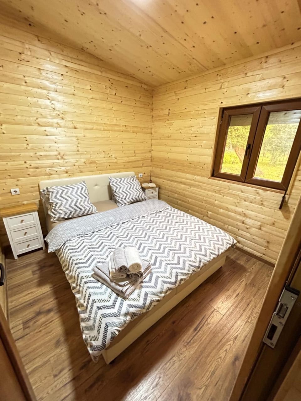 Bed, Photo of the whole room, Bedroom, towels, towels