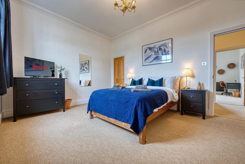 Bed, TV and multimedia, Photo of the whole room, Bedroom, locker, towels