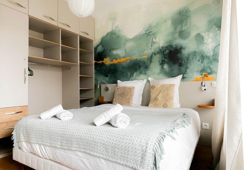 Bed, Photo of the whole room, Bedroom, towels