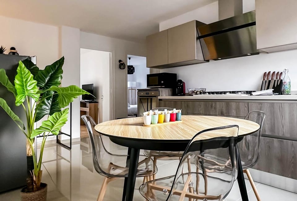 Kitchen or kitchenette, Dining area, minibar, oven, pet friendly, stove
