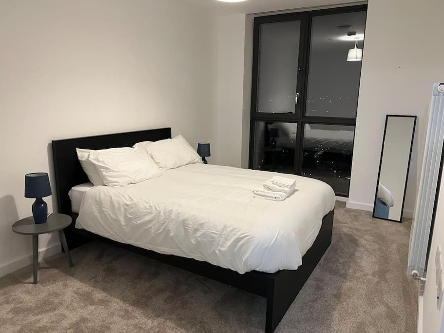 East London penthouse views 2bd Apartment in Barking