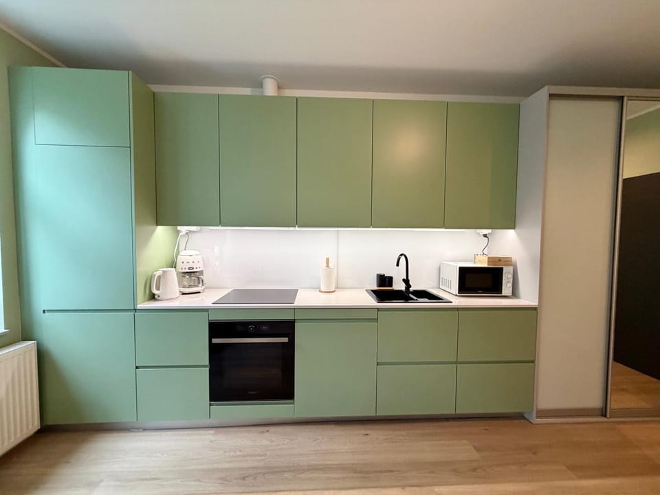 Coffee/tea facilities, Kitchen or kitchenette, stove