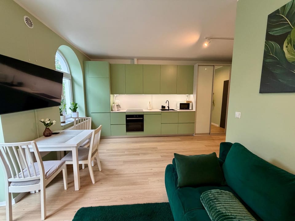 TV and multimedia, Kitchen or kitchenette, Living room, Seating area, Dining area, stove