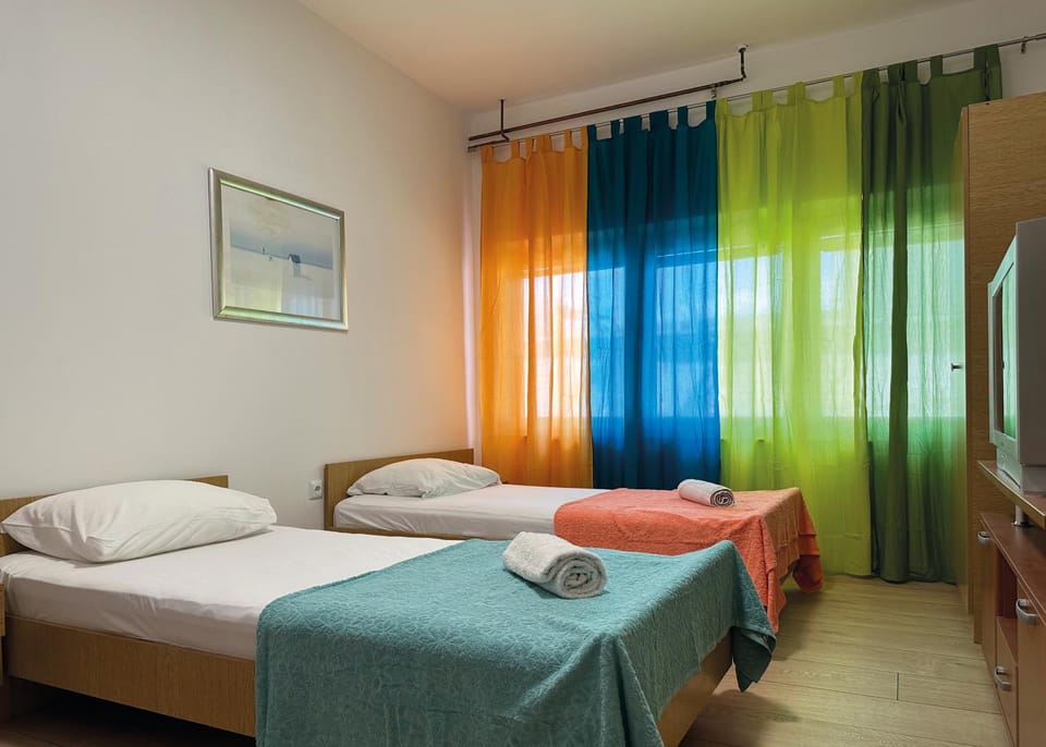 Bed, Bedroom, towels