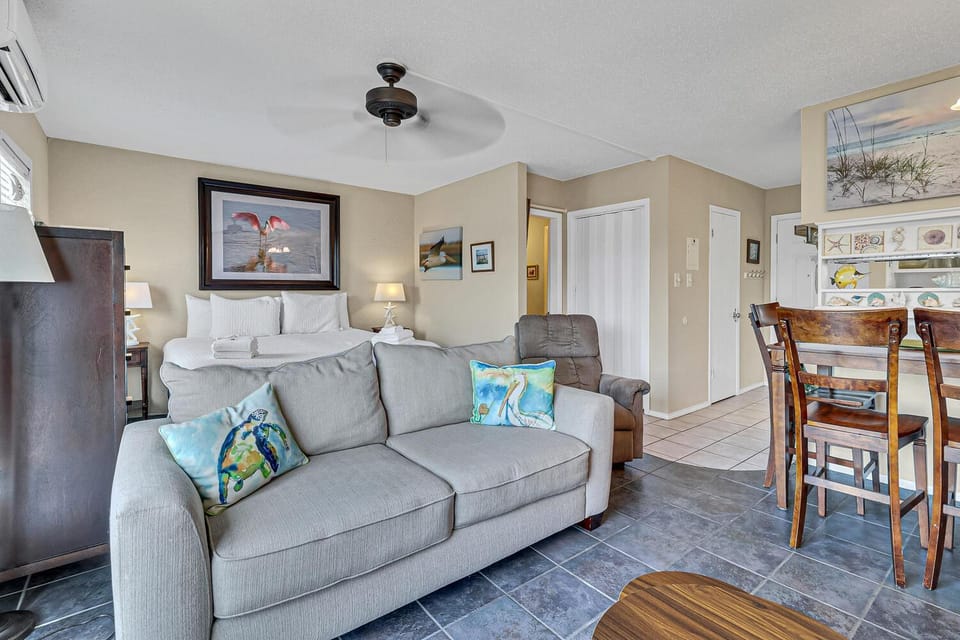 Bed, Living room, Seating area, Dining area, furniture