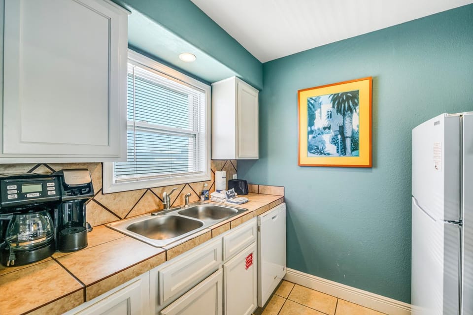 Day, TV and multimedia, Kitchen or kitchenette, dishwasher, furniture, kitchen