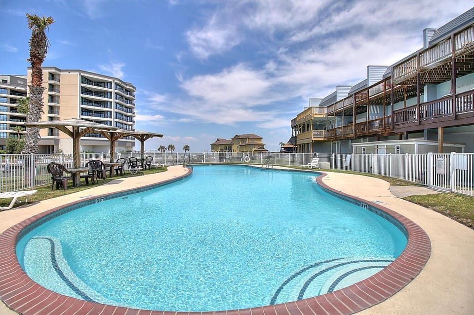 Day, Natural landscape, Seating area, Swimming pool