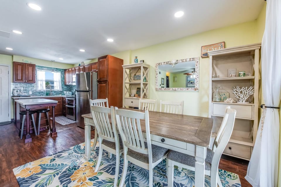 Kitchen or kitchenette, Dining area, furniture