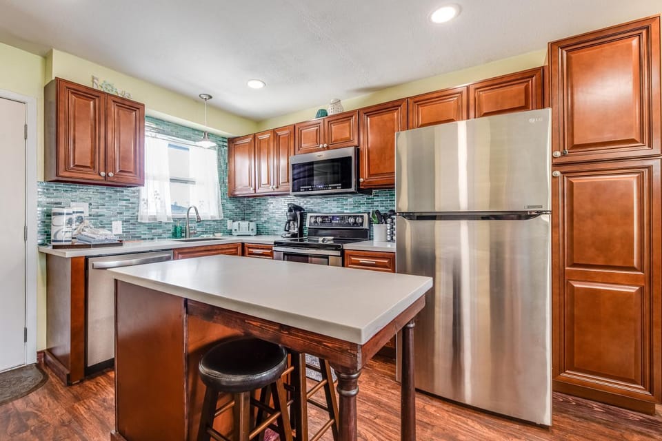 Kitchen or kitchenette, microwave, kitchen