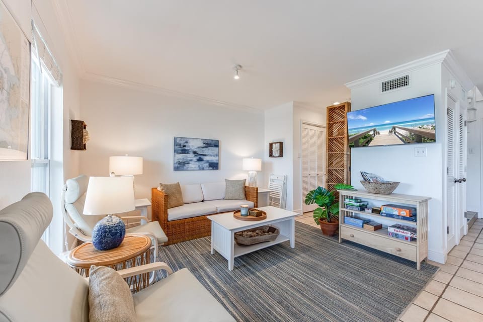 Day, TV and multimedia, Living room, Seating area, furniture, air conditioner