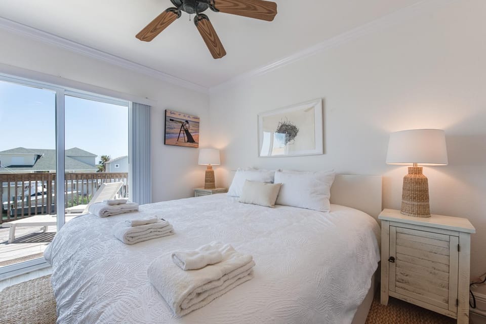Bed, Day, Balcony/Terrace, Bedroom, furniture, towels