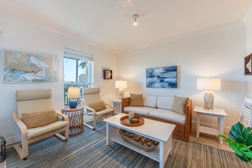 Day, Living room, Seating area, furniture