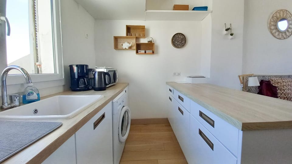 Kitchen or kitchenette