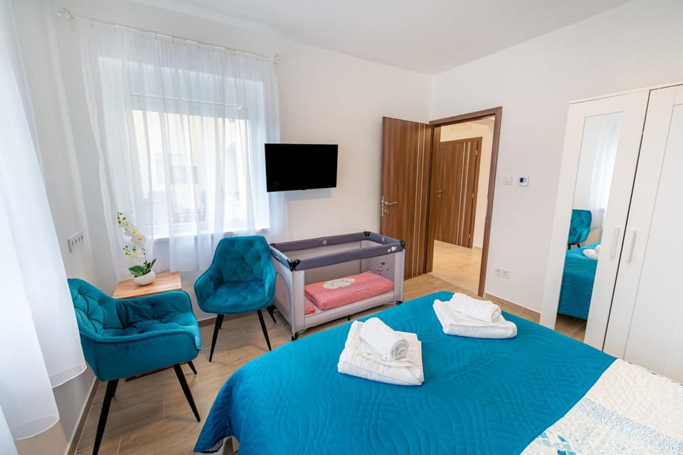Bed, Seating area, Bedroom