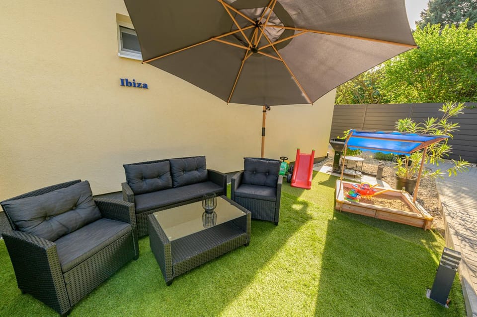 Garden, Seating area, Garden view, sunbed