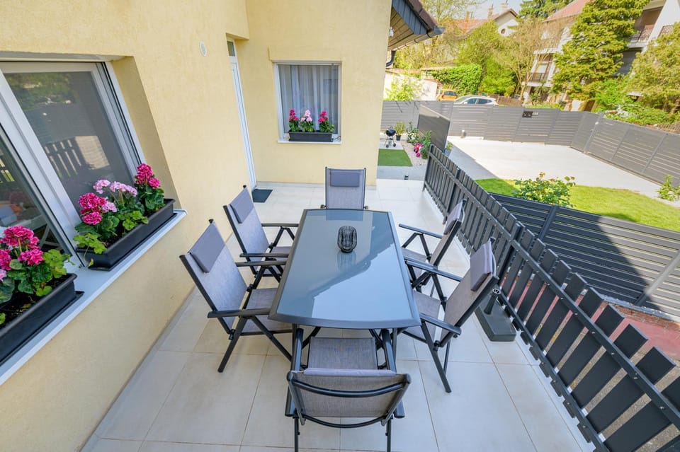 Balcony/Terrace, Seating area, Garden view
