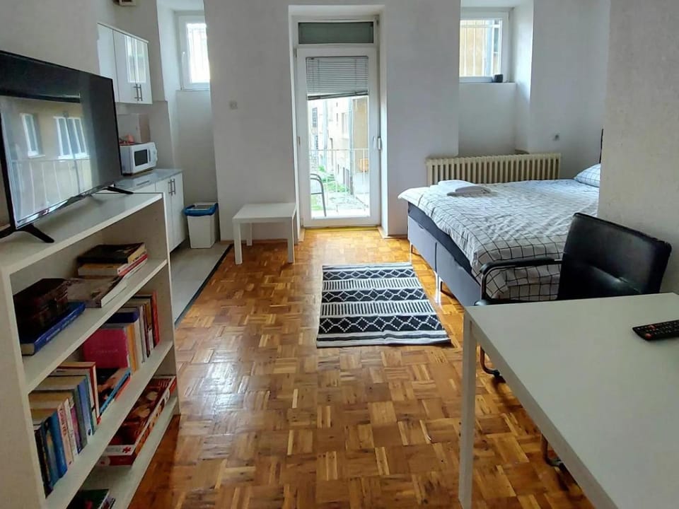Bed, TV and multimedia, Living room