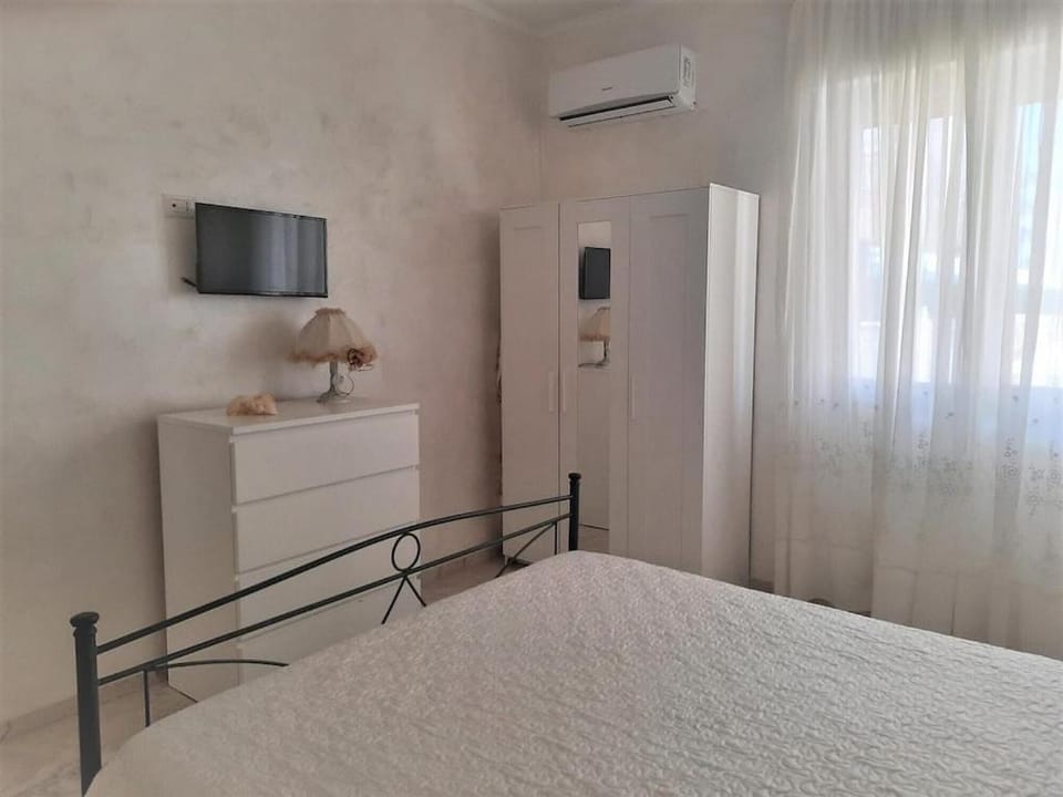 Bed, Bedroom, air conditioner