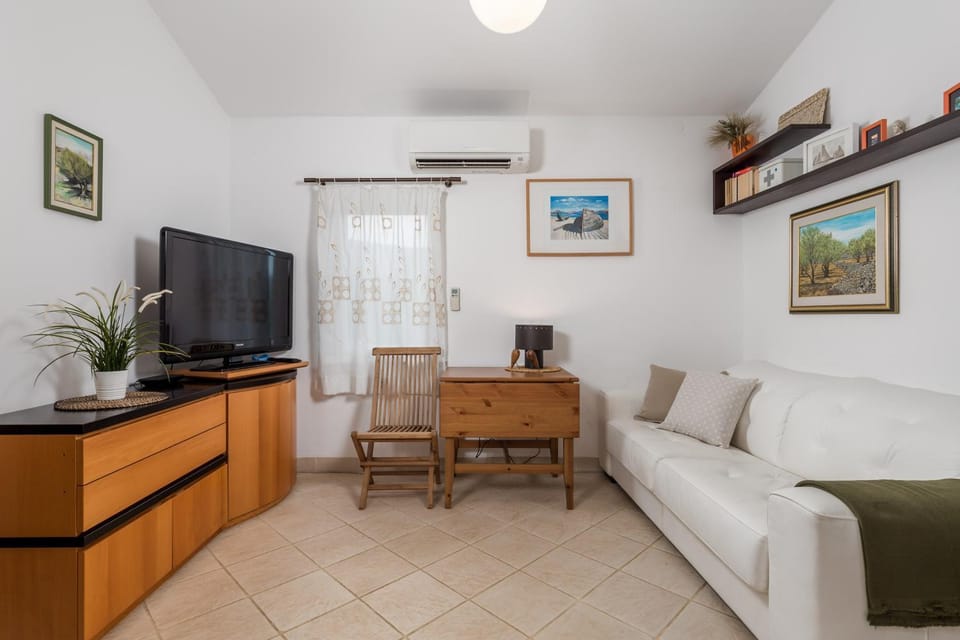 Communal lounge/ TV room, TV and multimedia, Living room, Seating area, air conditioner