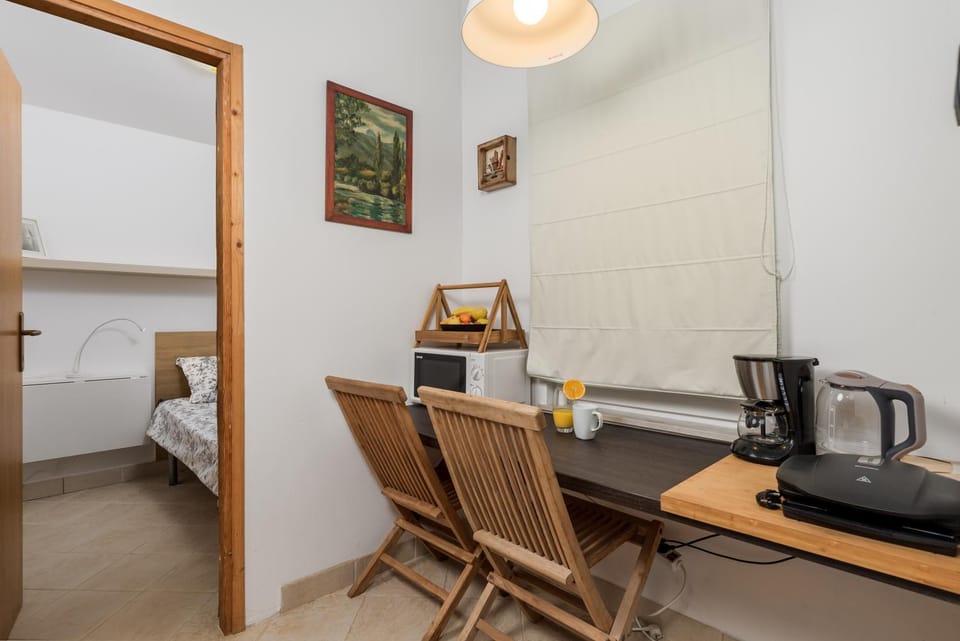 Coffee/tea facilities, Kitchen or kitchenette, Dining area, Bedroom, minibar